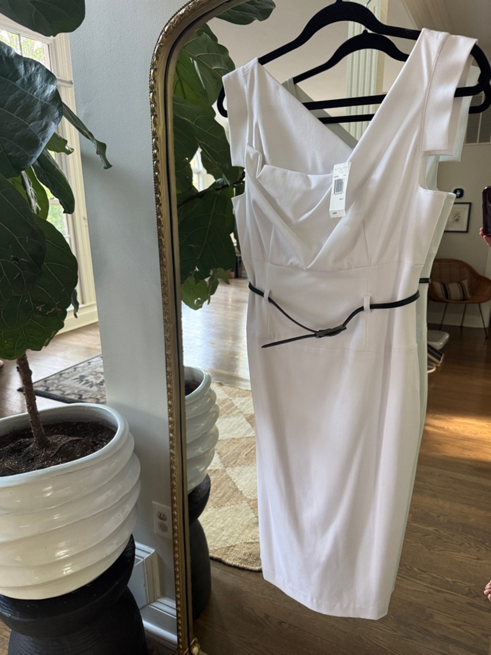 Black Halo designer: White V-Neck Sleeveless Sheath Dress